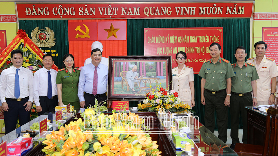 Comrade Secretary of the Provincial Party Committee Pham Gia Tuc and other provincial leaders presented the Internal Political Security Department of the Provincial Police with a portrait of President Ho Chi Minh. DT1 