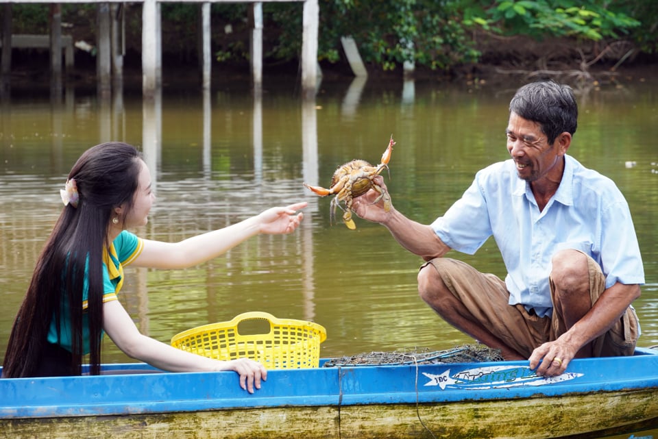 Trãi nghiệm bắt cua trong tour (Hoàng Nam).