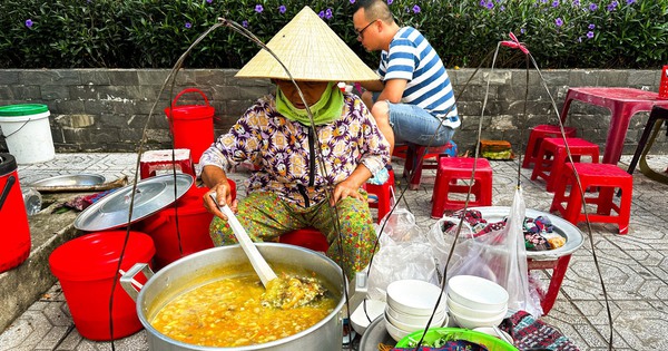 ភ្ញៀវ​យឺត​ៗ​នៅ​តែ​សប្បាយ​ចិត្ត​ញ៉ាំ​បបរ