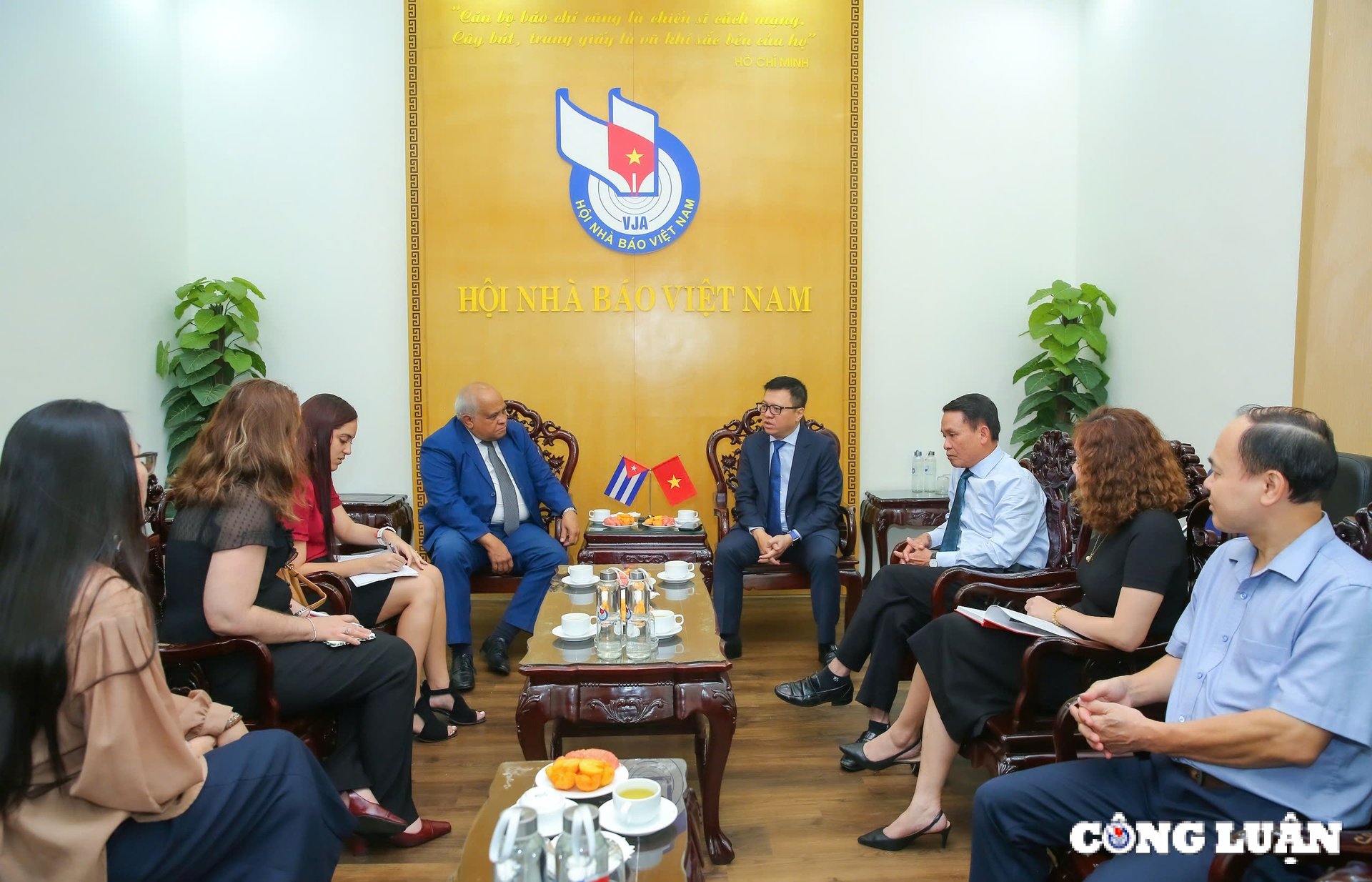 Vorsitzender der vietnamesischen Journalistenvereinigung empfängt Delegation des kubanischen Botschafters Foto 2