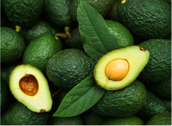 Die einfach ungesättigten Fette in Avocados verlangsamen die Magenentleerung und sorgen dafür, dass Sie zwischen den Mahlzeiten satt bleiben. (Foto: Iss das)