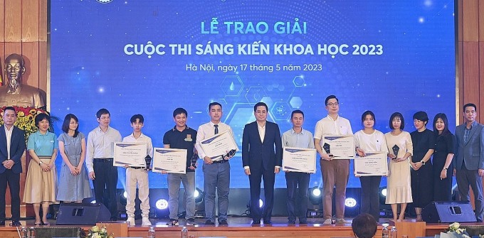 Deputy Minister of Science and Technology Nguyen Hoang Giang (middle) with the winning authors and the contest's Organizing Committee. Photo: Giang Huy