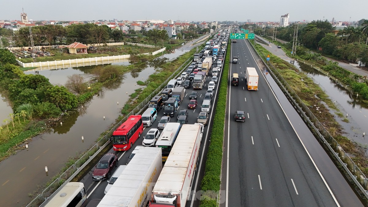 Los vehículos quedaron atascados durante más de 5 km en la carretera Phap Van - Cau Gie debido a las inundaciones. Foto 11