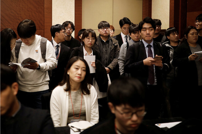 多くの韓国人労働者は昇進を望まず、ひっそりと仕事を辞めることを選んでいる。イラスト写真：キム・ホンジ/ロイター