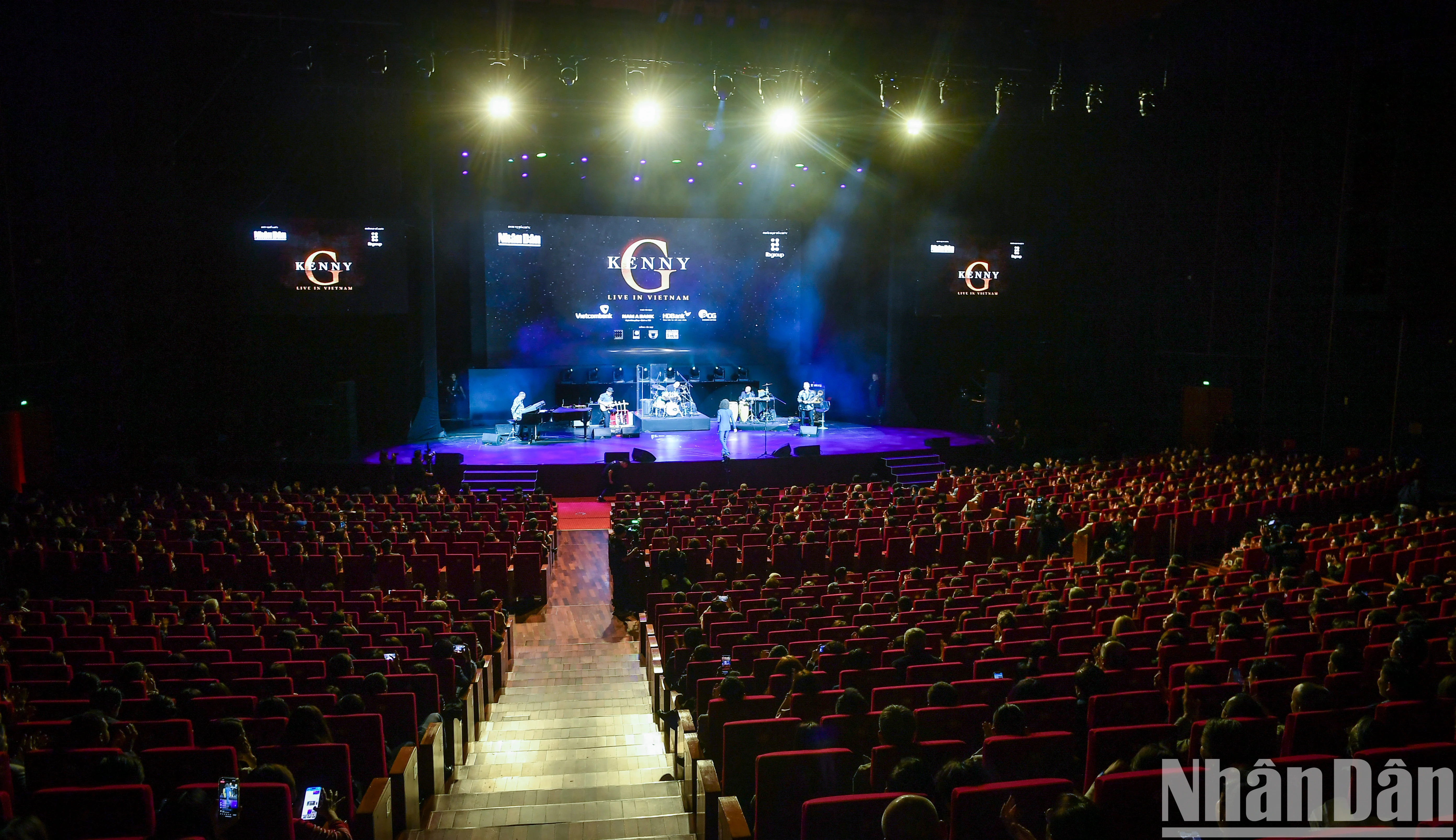 [Photo] Vietnamese audiences immersed in emotions with Kenny G's trumpet sound photo 1