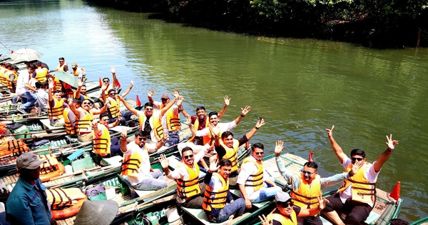 Una delegación de 800 personas de un multimillonario indio visita Ninh Binh