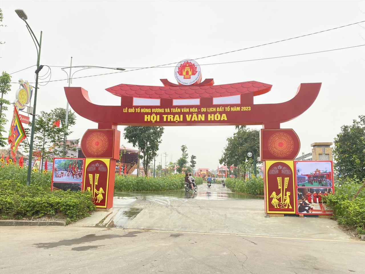 Culture unique et spécialités ethniques au festival du temple Hung