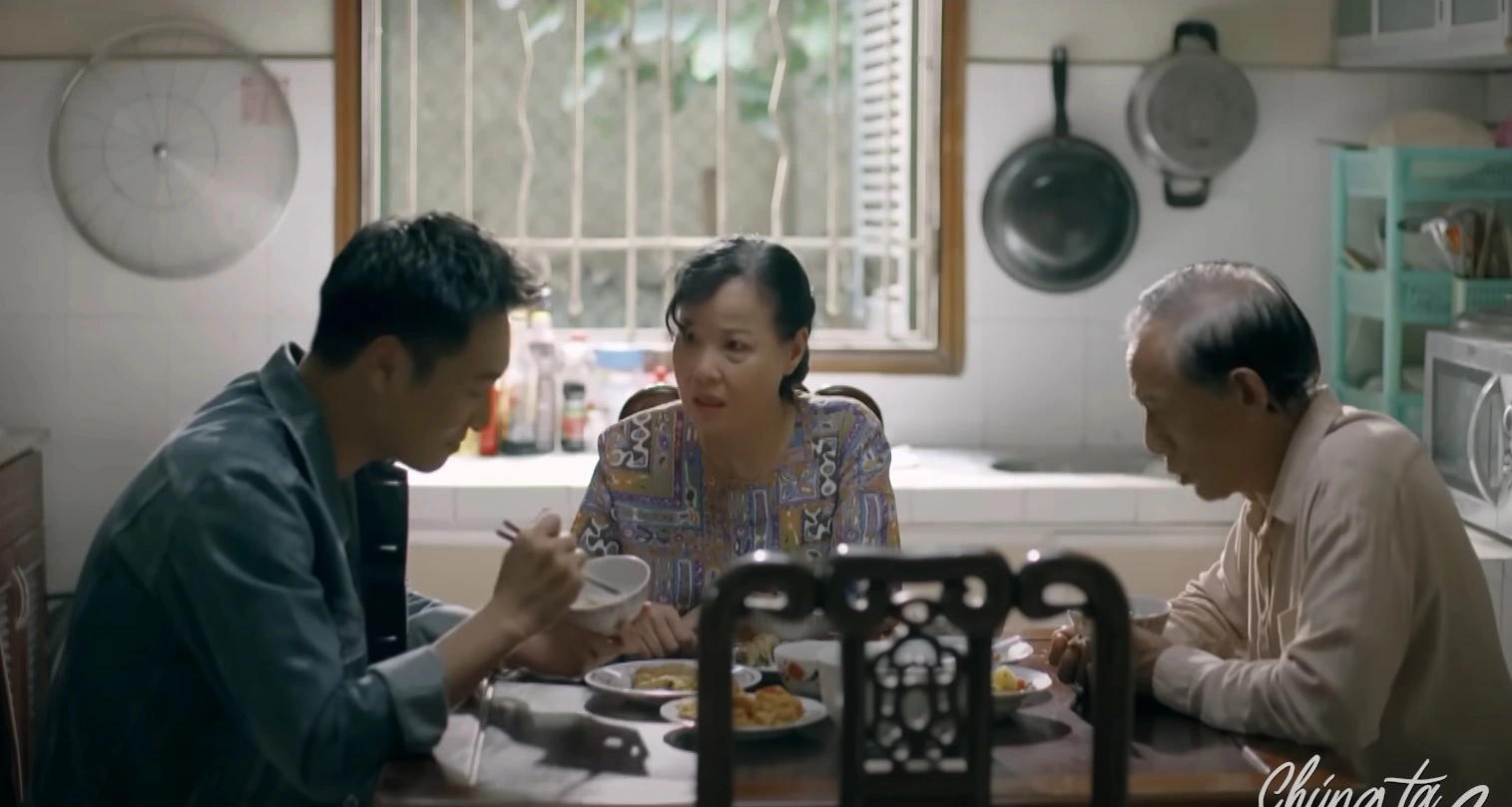 Mẹ khuyên Lâm nên mặt dày tán tỉnh Dương thêm lần nữa.