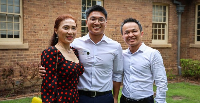 Khang Ho và bố mẹ. Ảnh: NSW Goverment