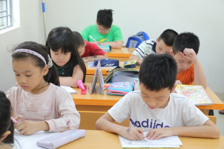 As soon as they enter first grade, many children work hard, studying 9-10 hours a day. (Illustration photo)