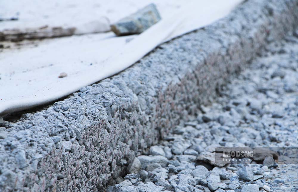 Dies wird praktisch die letzte Tragschicht sein, bevor die Straßenoberfläche mit Asphaltbeton gepflastert wird. Foto: Nguyen Tung.