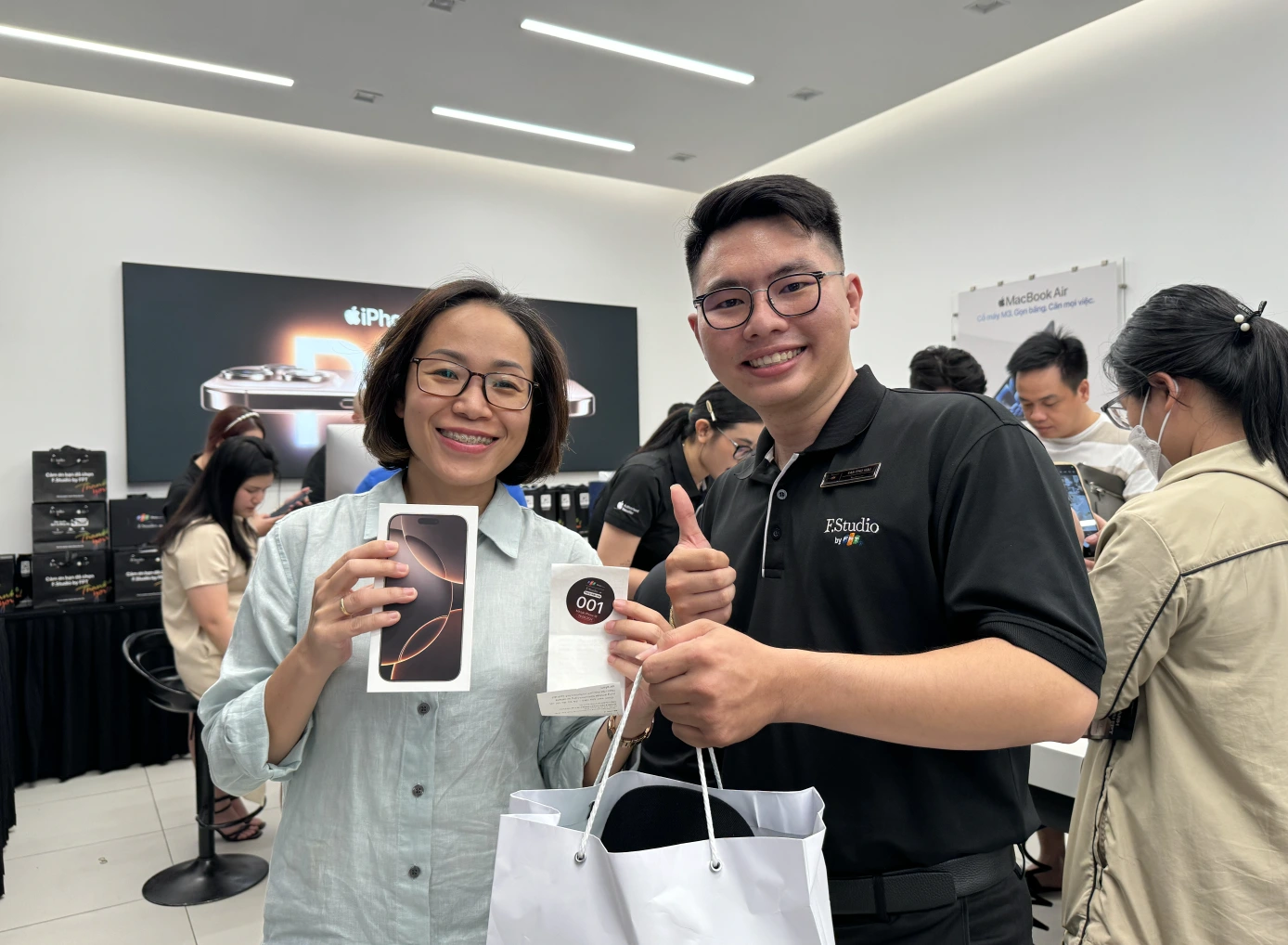 El mercado de telefonía móvil vietnamita se mostró animado la noche del lanzamiento de la serie iPhone