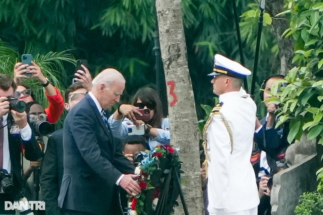 El presidente de Estados Unidos, Joe Biden, visita la estatua del difunto senador John McCain