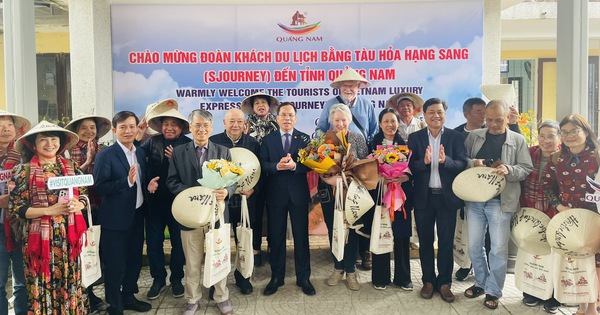 Quang Nam recibe al primer grupo de turistas en tren de lujo