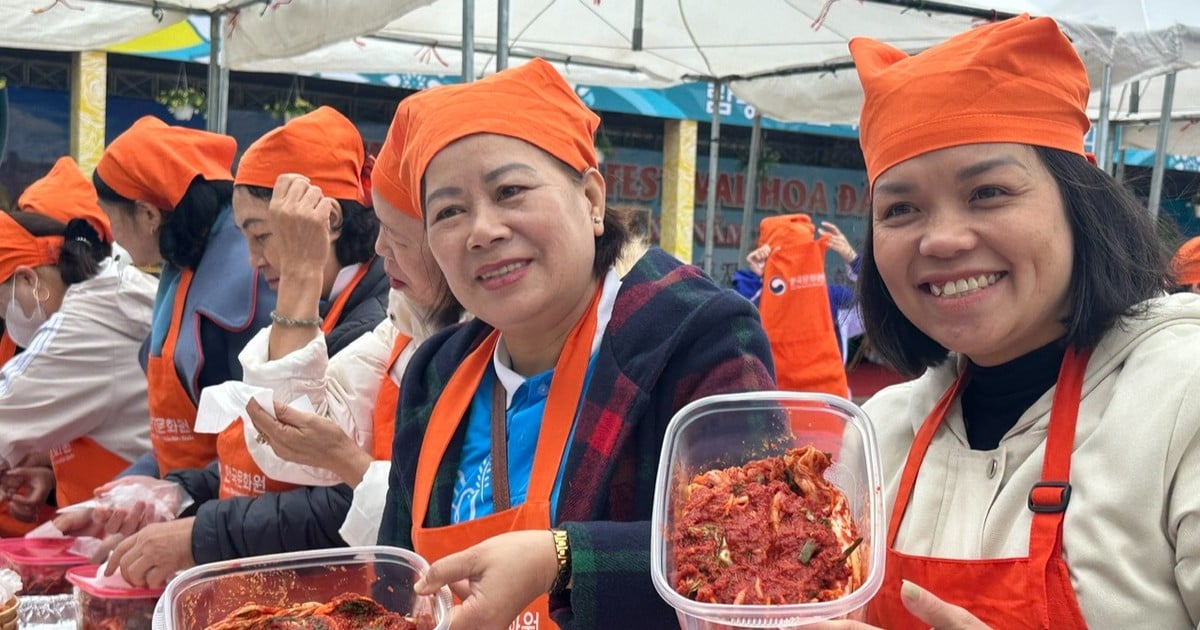 Locals and tourists experience making Korean kimchi in Da Lat