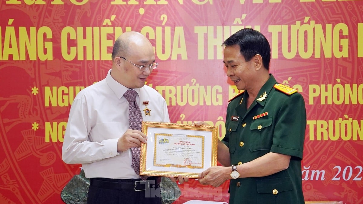 Ho Chi Minh Trail Museum receives war relics from Major General Hoang The Thien's family photo 5