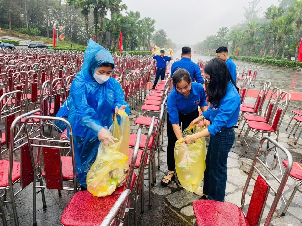 Les jeunes bénévoles nettoient pour garantir que l’environnement soit toujours propre et beau. Photo de Ngan Khanh.