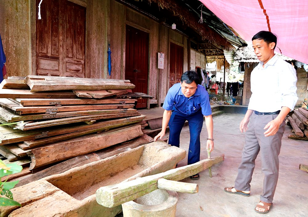 anh-dinh-xuan-quang-don-dep-so-go-du-dinh-dung-nha-san-co-theo-phong-cach-dan-toc-muong.jpg