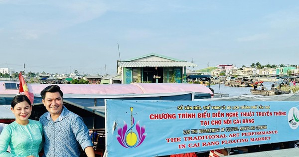 Nach Le Duy bringt Hong Thuy „traditionelle Musik“ zum schwimmenden Markt von Cai Rang