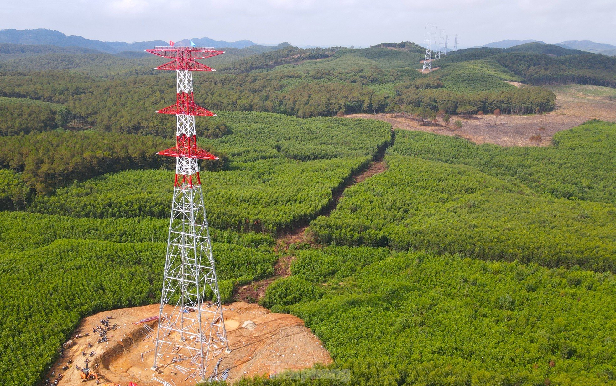 Fièrement, le drapeau de l'Union flotte sur le poteau électrique de 500 kV, circuit 3, section à travers Nghe An, photo 1