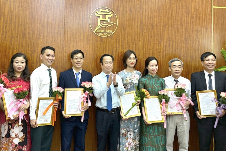 Director of the Department of Education and Training Tran The Cuong (4th from left) presents appointment and recognition decisions to leaders of units.