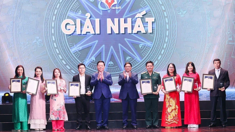 យប់នេះ ពិធីប្រគល់ពានរង្វាន់ព័ត៌មានបរទេសជាតិលើកទី១០ គ្រោងនឹងប្រព្រឹត្តទៅនៅទីក្រុងហាណូយ។