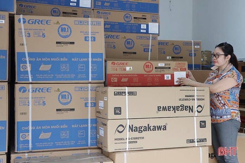 Reparador de aire acondicionado en Ha Tinh: Trabaja horas extras hasta la medianoche pero aún no puede terminar el trabajo.