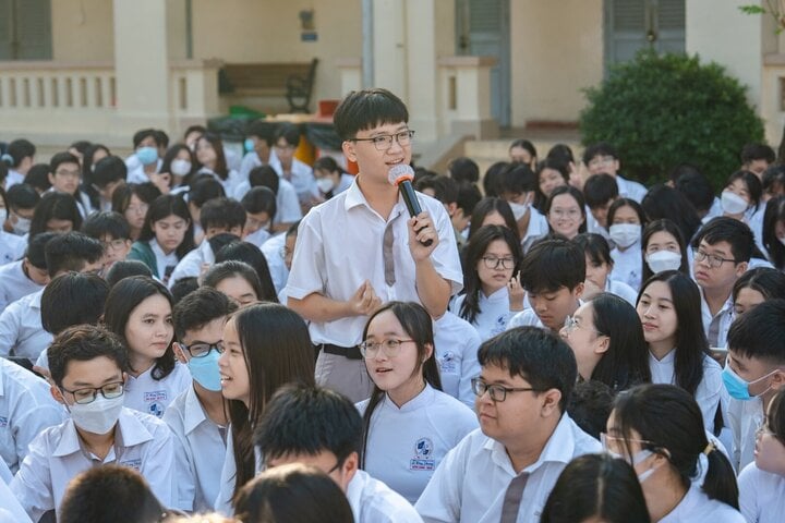 A student of Le Hong Phong High School asked a question to the Green Voice Organizing Committee.