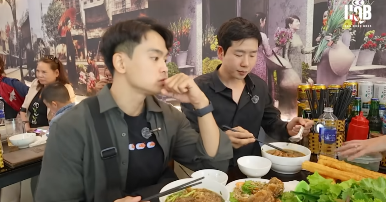 Khách Hàn Quốc đi foodtour &amp;amp;apos;mê không lối thoát&amp;amp;apos;, &amp;amp;apos;ăn sập&amp;amp;apos; món ngon ở Hải Phòng