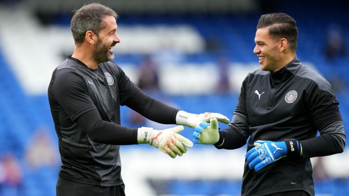 Carson (trái) và Ederson trên sân tập của Man City. Ảnh: Reuters