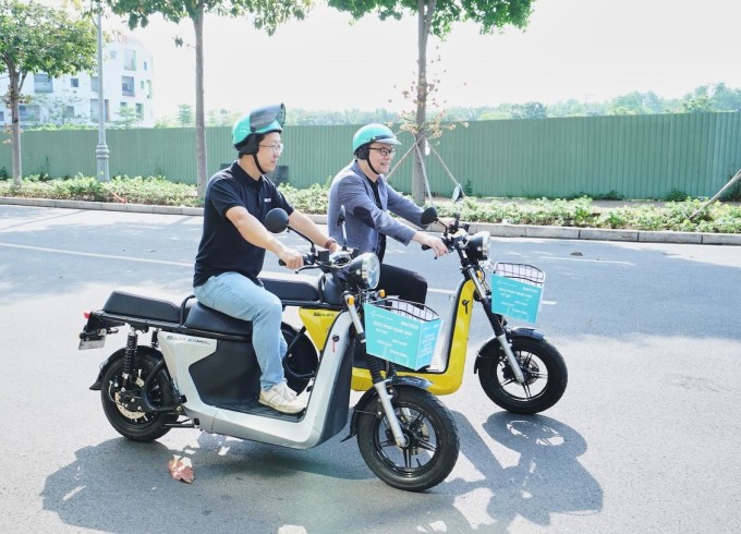 グエン・ヒュー・フオック・グエン博士（右）がパートナーと共に電気自動車を体験。写真：Selex