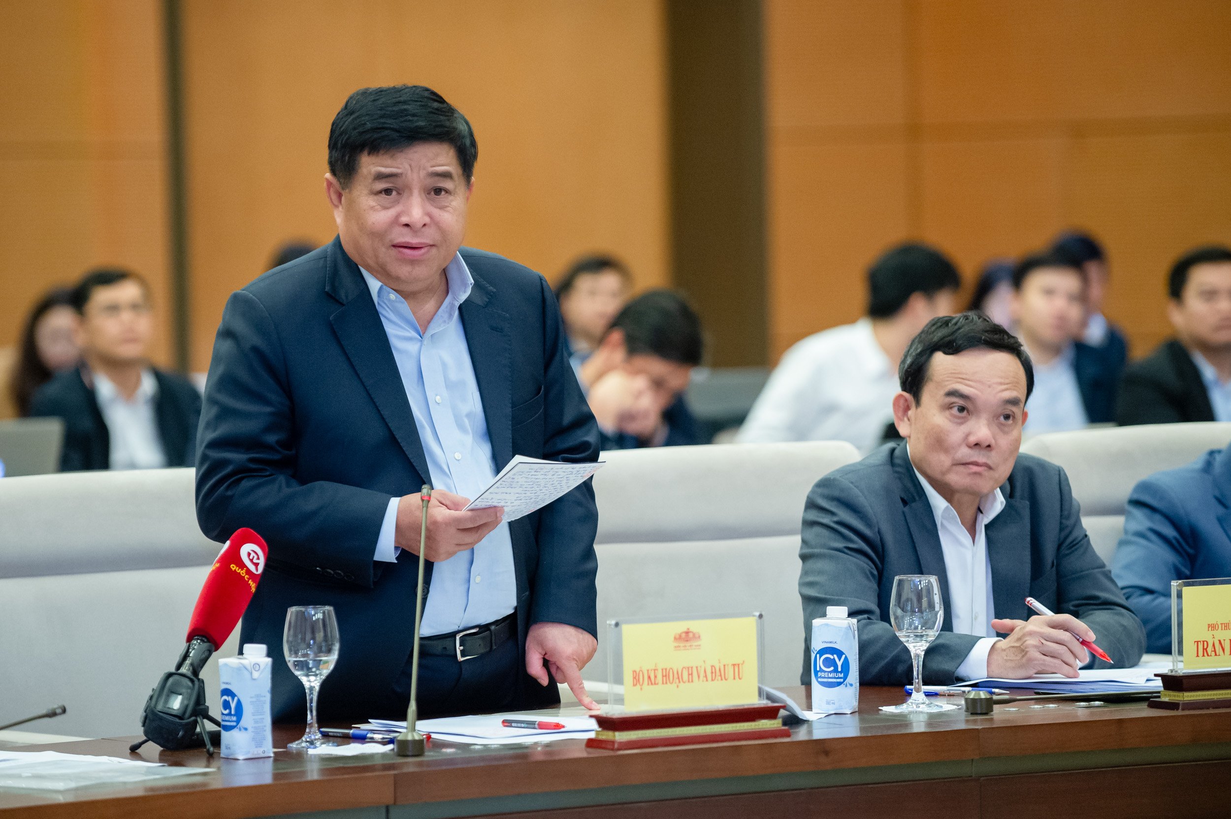 Bộ trưởng Bộ Kế hoạch và Đầu tư Nguyễn Chí Dũng giải trình tại cuộc làm việc