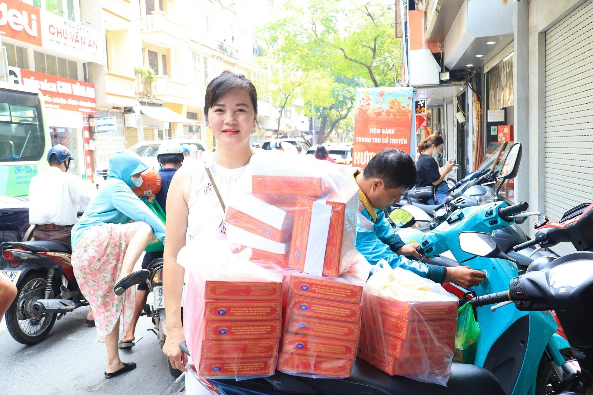 People line up to buy traditional moon cakes on Thuy Khue street photo 13