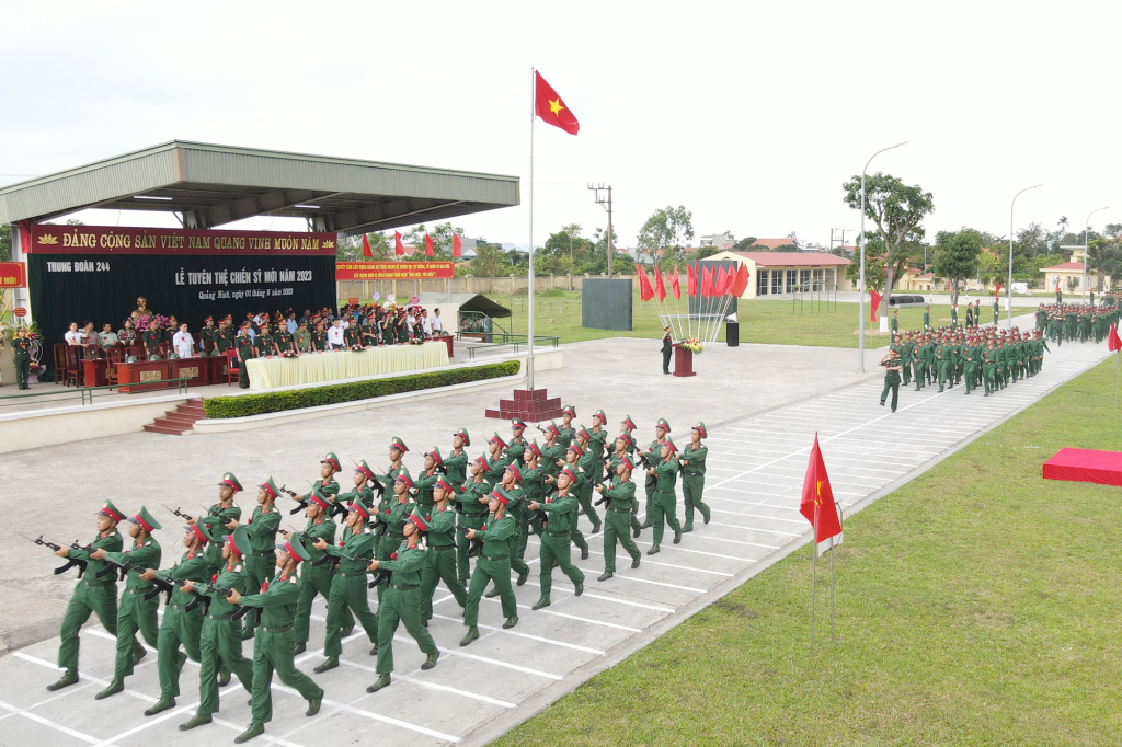 Les nouveaux soldats passent en revue la formation.