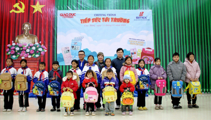 Le journal Education and Times offre un Têt chaleureux aux étudiants des régions montagneuses de la province de Cao Bang