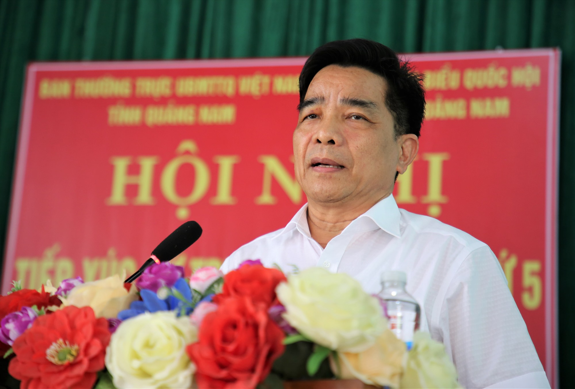 Head of the National Assembly Delegation of the province Le Van Dung spoke at the meeting with voters of Nam Giang. Photo: D.N