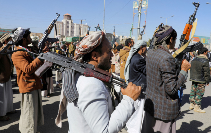 フーシ派の新兵たちが1月11日、イエメンのサナアで訓練終了の式典に出席した。写真：ロイター