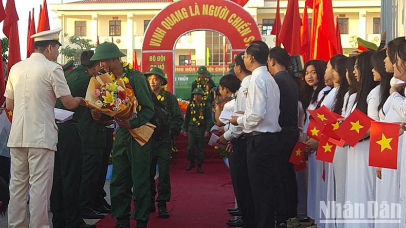 Les jeunes de Hau Giang rejoignent avec enthousiasme l'armée, photo 3