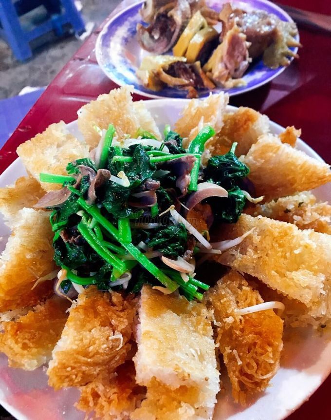 Papel de arroz frito crujiente, servido con verduras salteadas, riñones y corazón. Foto: Foody