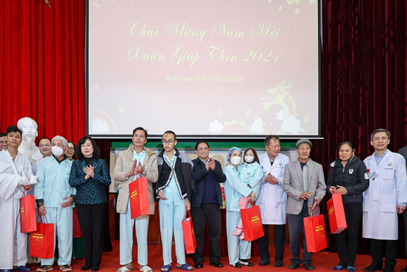 Prime Minister Pham Minh Chinh presents gifts to patients being treated at Viet Duc Friendship Hospital. Photo: Nhat Bac