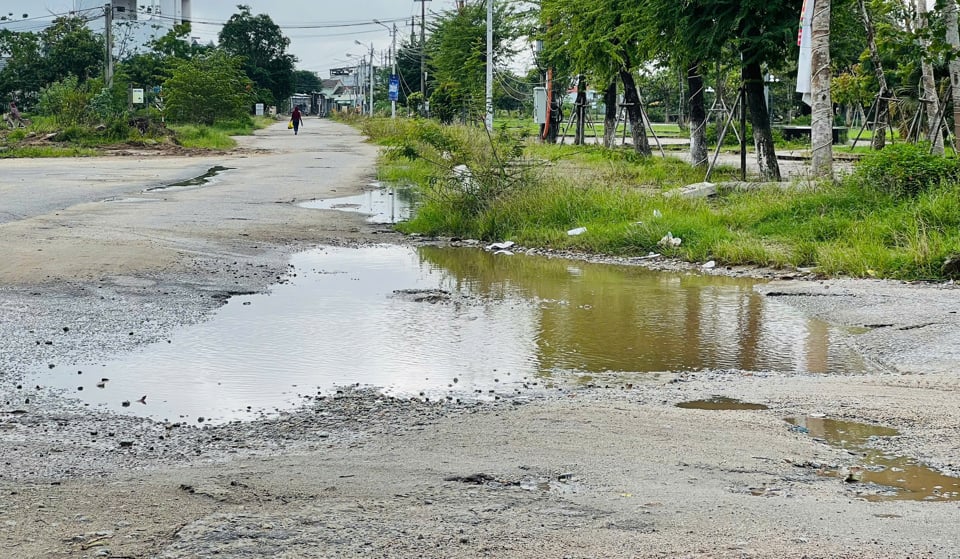 Explaining the project's delay, the leader of Ha Lam town said that compensation and site clearance work have not met requirements. There are still 7 plots of land along the route that are being mobilized for payment; 7 plots are still in the process of completing documents; 5 plots are waiting for the issuance of land reclamation notices.