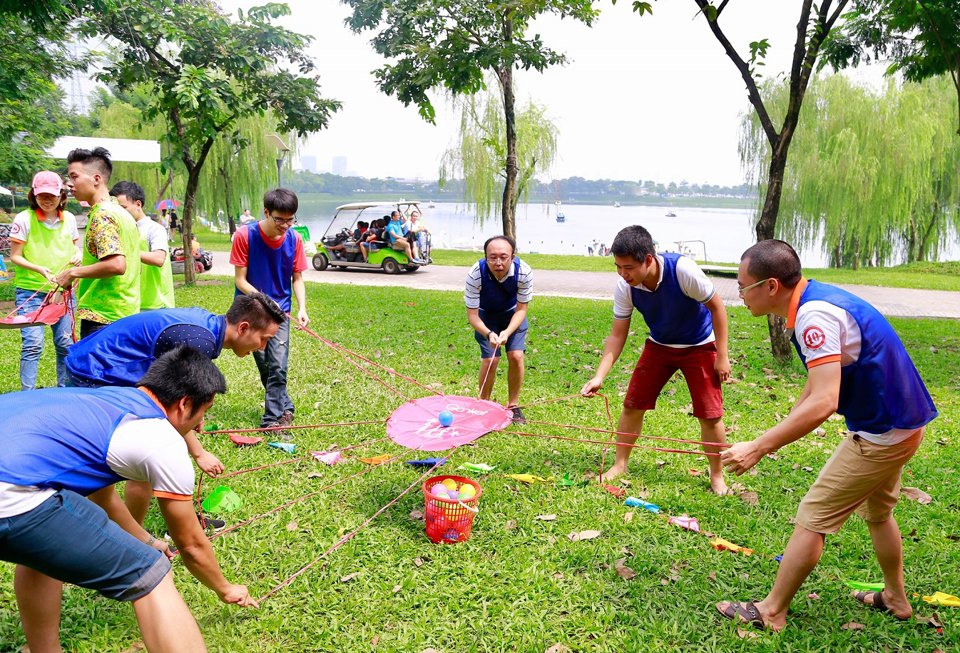 Der Yen So Park ist für die Menschen in der Hauptstadt ein Ort der Ruhe und Entspannung nach einer Arbeits- und Studienwoche. Foto: Tuan Anh