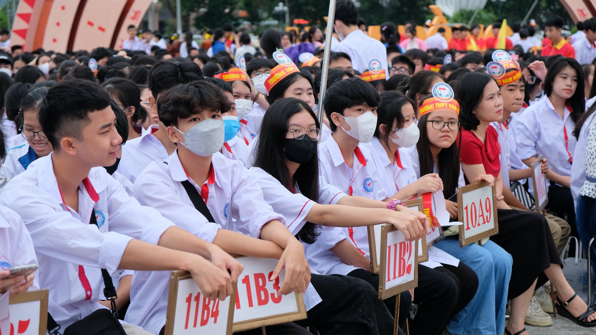 Thousands of fans stir up the Olympic atmosphere at Thanh Hoa Stadium, picture 3