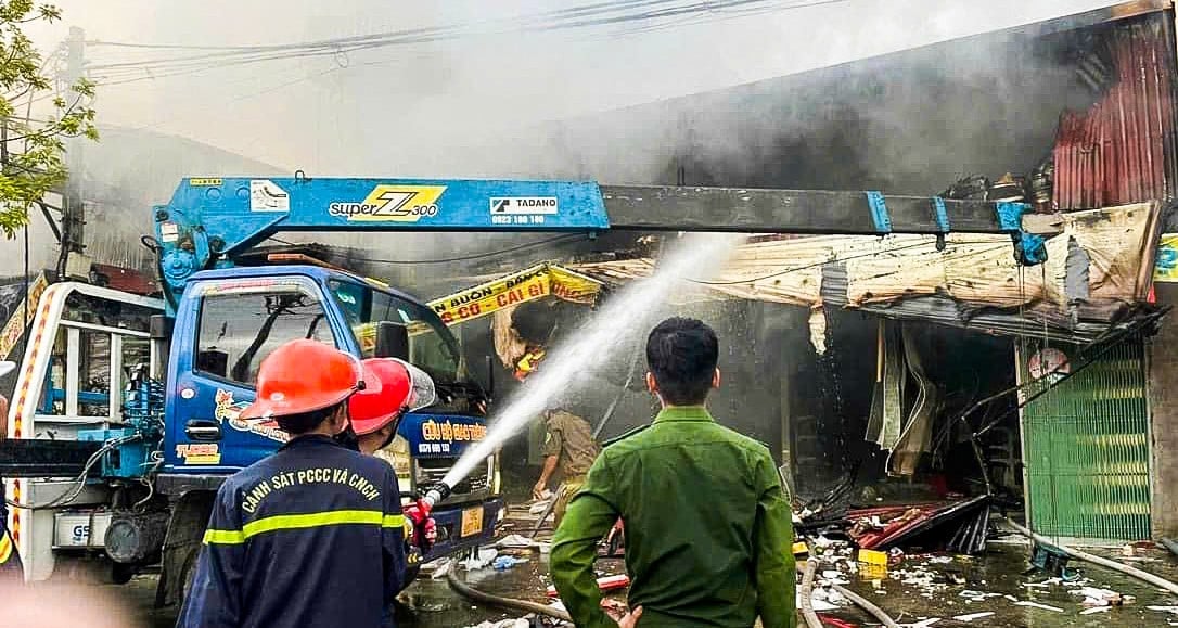 ไฟไหม้ร้านขายของใช้ในบ้านในนามดิ่ญครั้งใหญ่