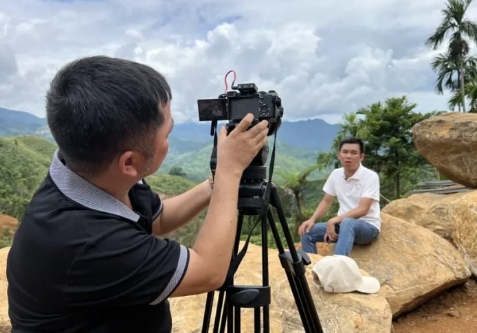 สำหรับผลงานโทรทัศน์คุณภาพ โปรดดูภาพ 2 รางวัล