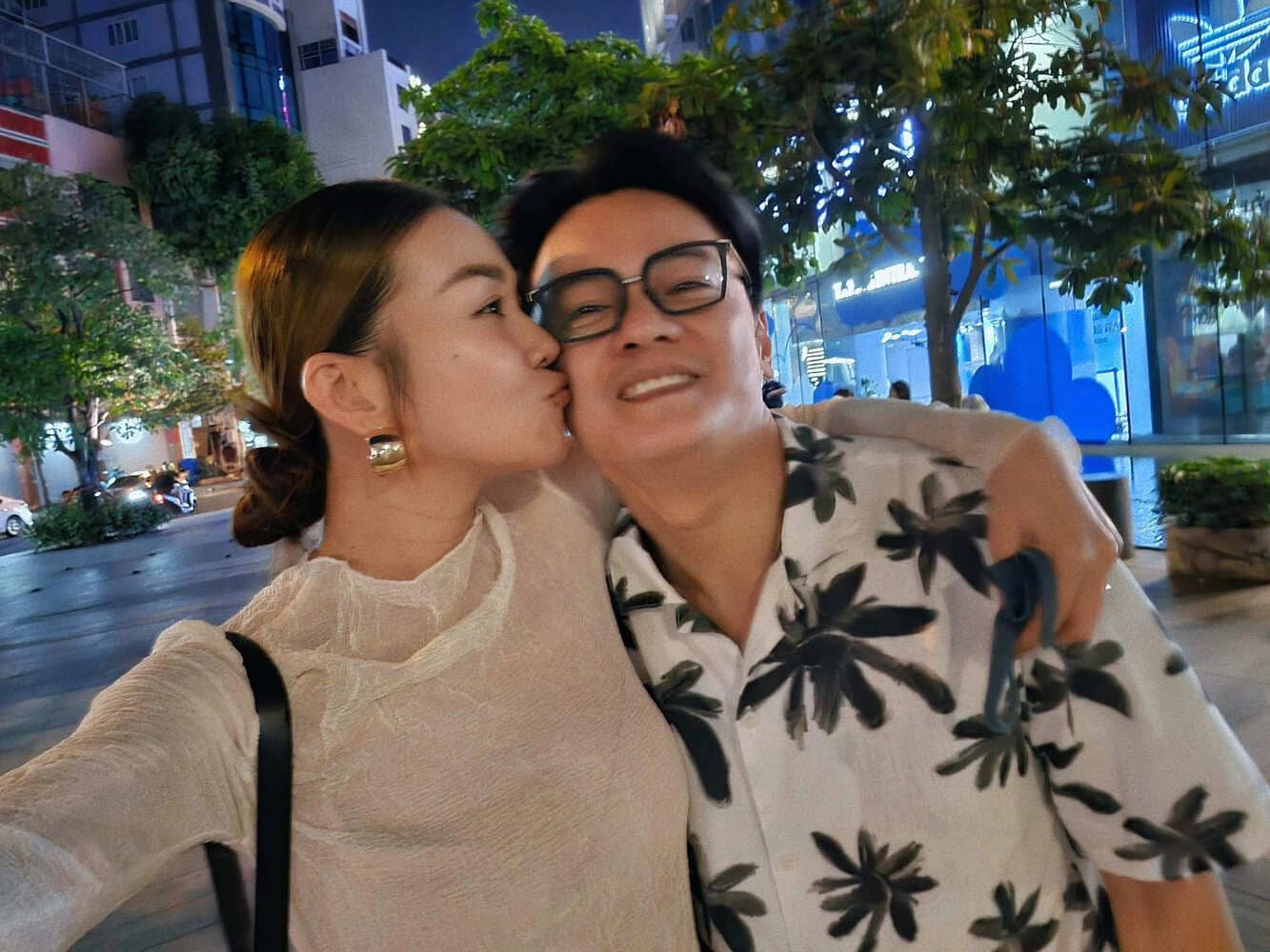 Thanh Hang embrasse son mari sur la joue. Photo : Facebook du personnage