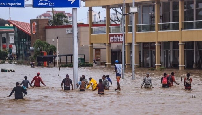 激しい嵐がメキシコ南部の州に1メートル近くの雨を降らせる