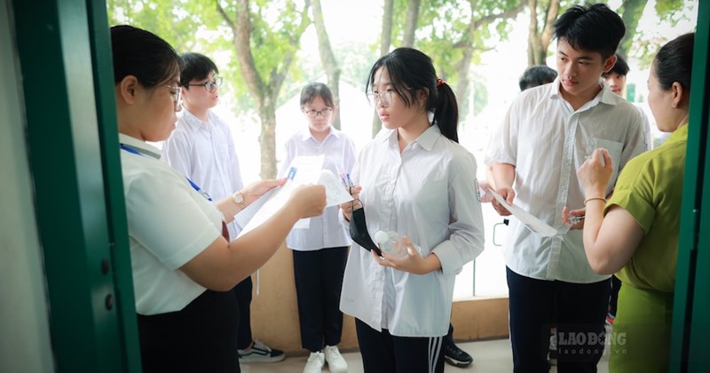 Las mejores escuelas con los puntajes de referencia de décimo grado más altos en Hanoi a lo largo de los años