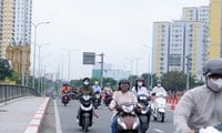 ホーチミン市は寒くなり、人々は外出時に暖かい服を着る