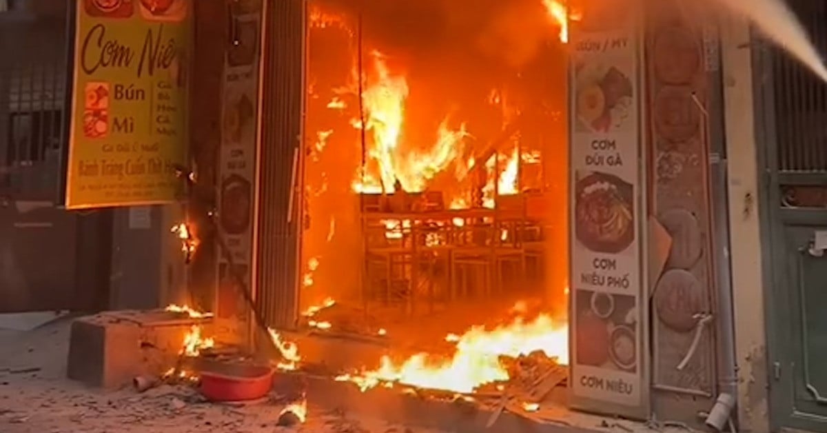 Nach einem Knistern breitete sich das Feuer in einem vierstöckigen Haus in Hanoi schnell aus